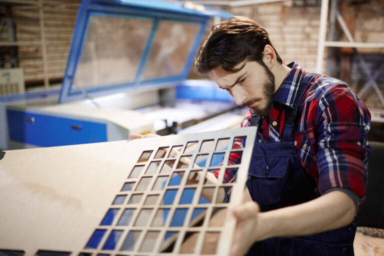 Artesão com placa perfeitamente cortada para artesanato em MDF